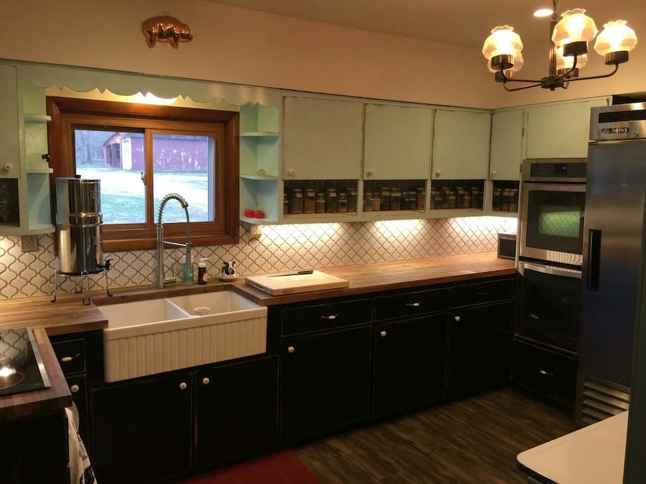 Farmhouse kitchen: Common space