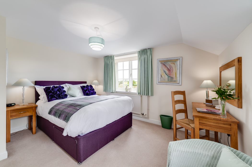 主卧和第二间卧室配有加大双人床