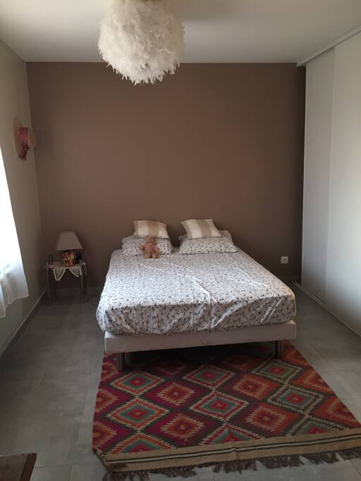 Une très grande chambre