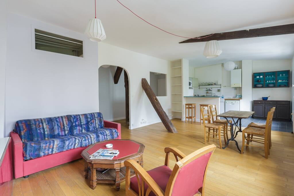 Le salon/salle à manger donne sur une cour avec vue sur le Panthéon, ensoleillé dès le matin. Le canapé est un canapé convertible facile d'utilisation et très confortable avec un vrai matelas 2 places.
