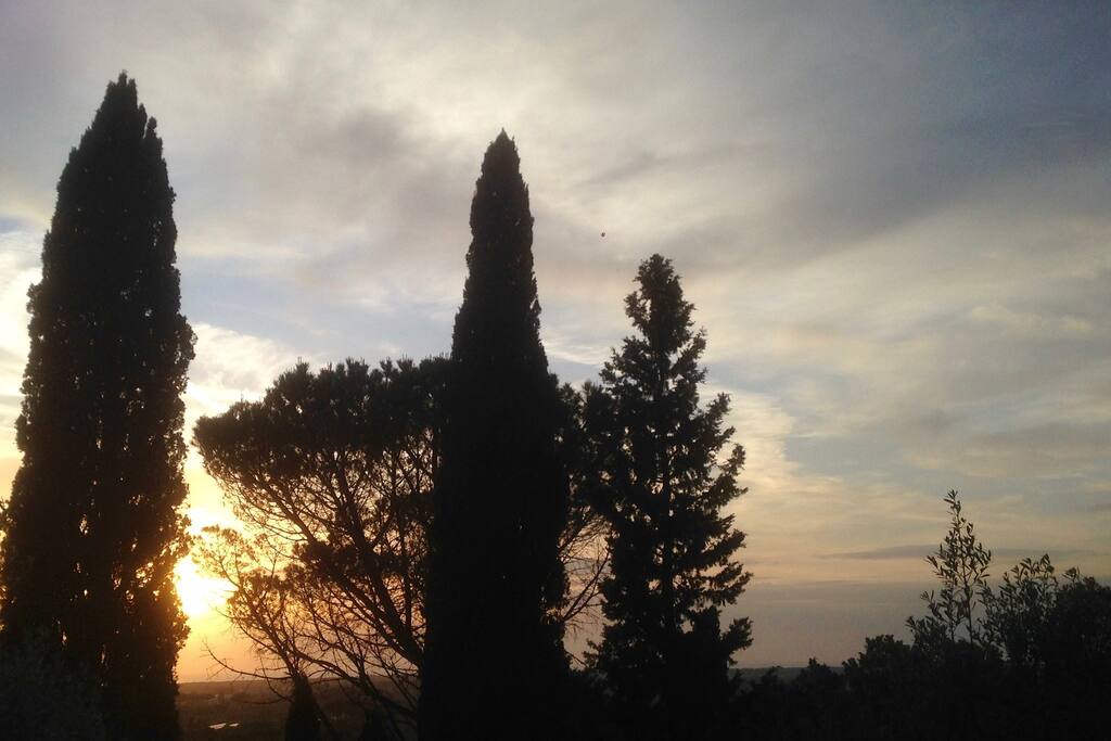 Vista con tramonto sul mare. Panoramic sunset view on the sea.