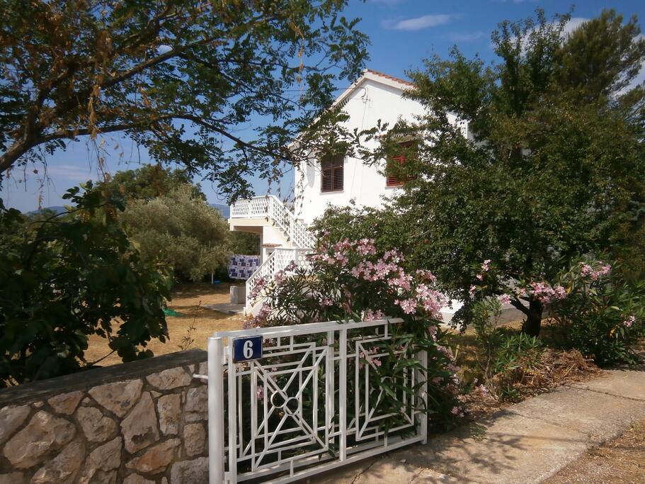 Picture of the house from the main road