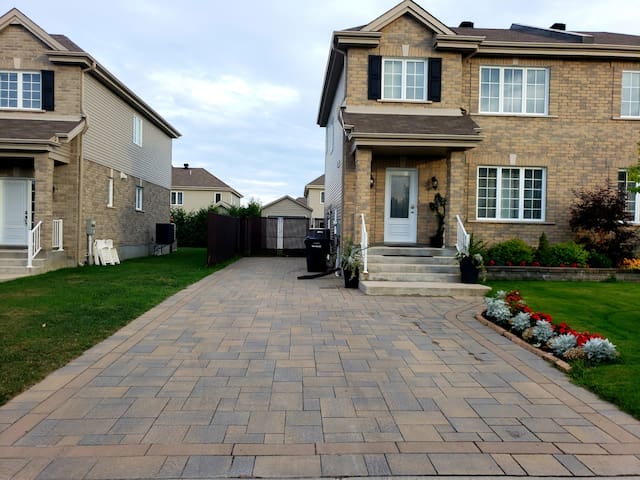 Cozy house, 4BR, 3bath, free parking, near airport