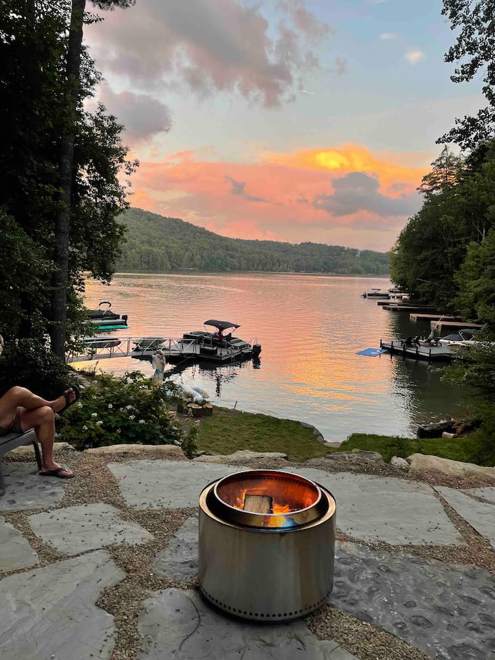 Maison de montagne rénovée avec spa. Cabanes à louer à Cullowhee