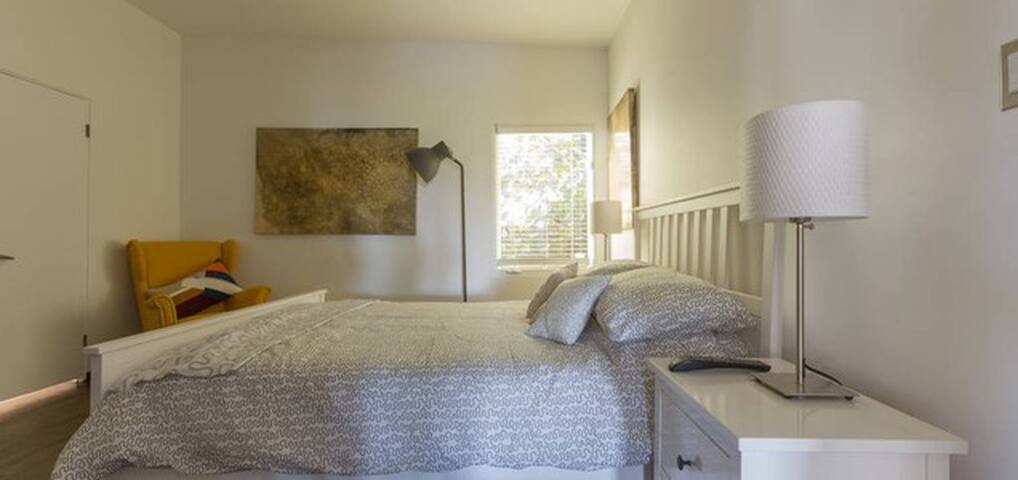 Beautiful Hillside Home with Pool gallery image 2