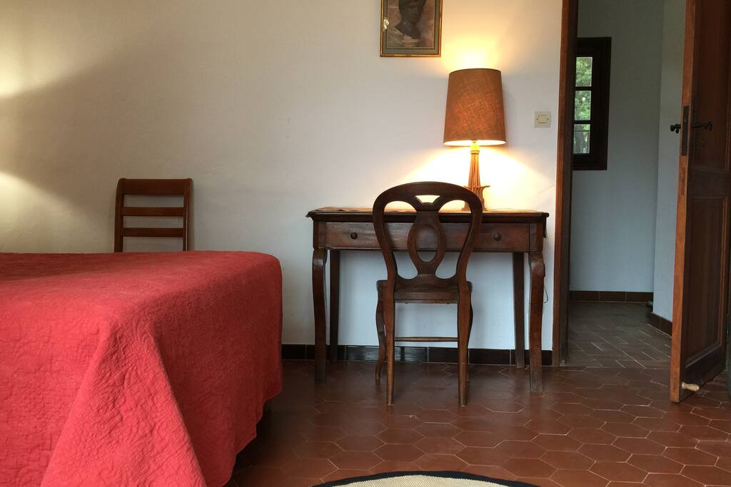 Les deux pièces communiquent avec la salle de bain