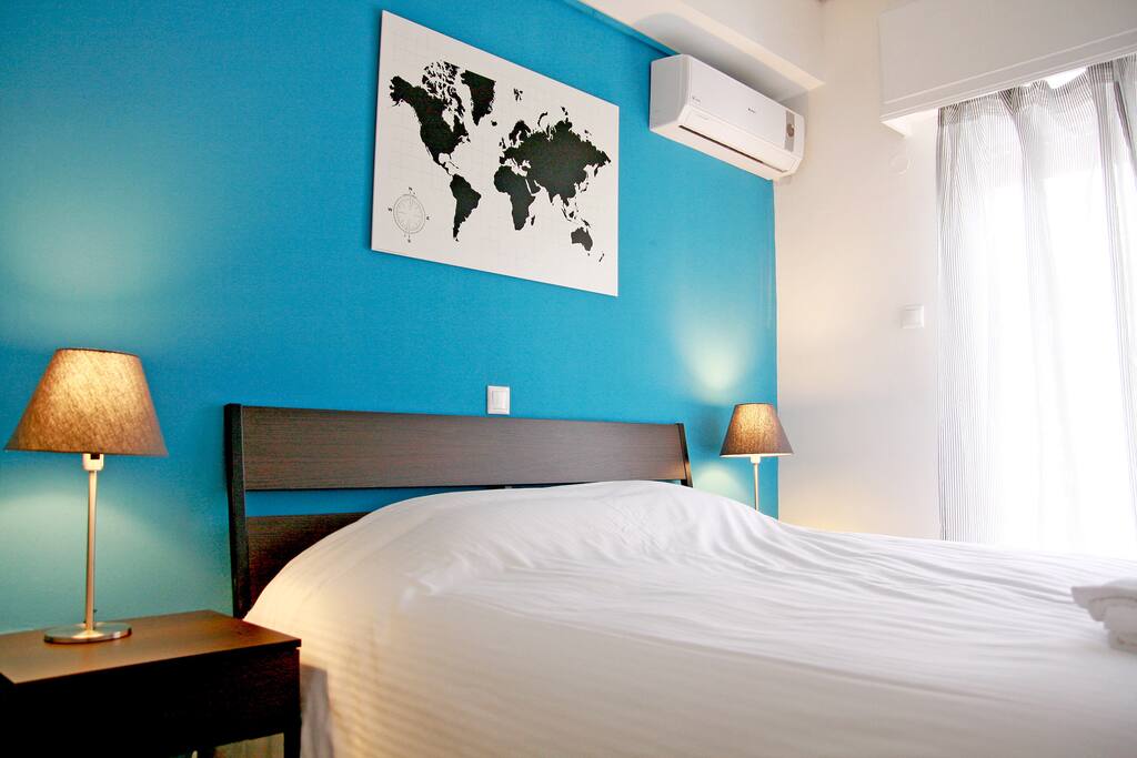 A bright guests' bedroom with a spacious closet!!