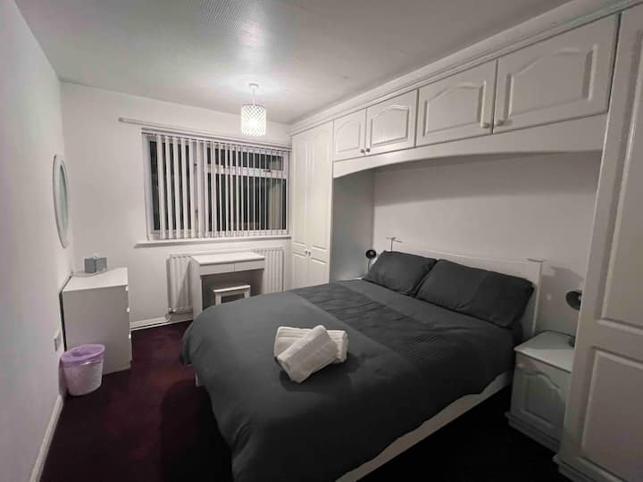 غرفة نوم مزدوجة مريحة مع خزانات ملابس وأدراج وطاولة ملابس 