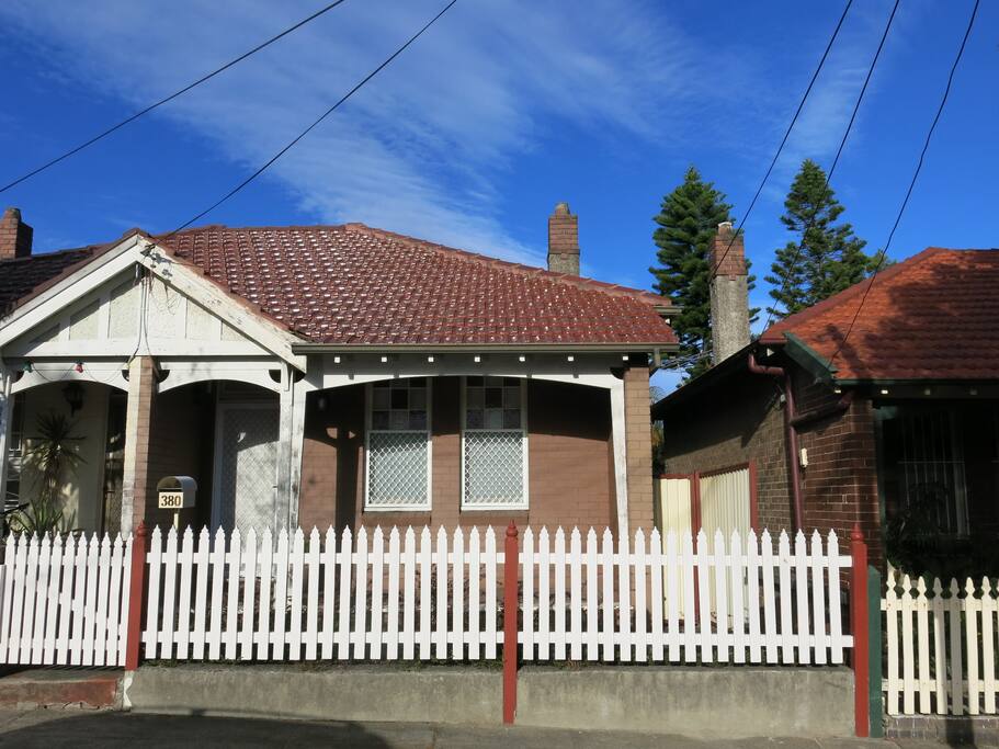 Cute semi in great location!