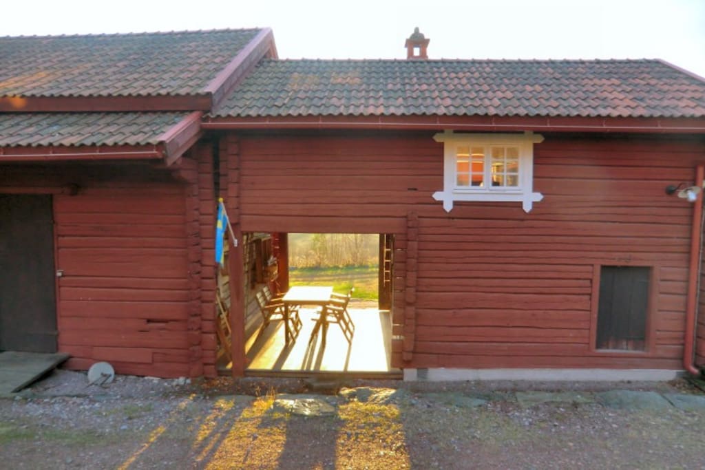 The barn to the left, the Guesthouse to the right, between an area called "portlidret", very nice sunny evenings to have a drink or dinner here.