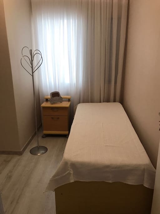 Quarto com cama de solteiro e espaço para um colchão de casal