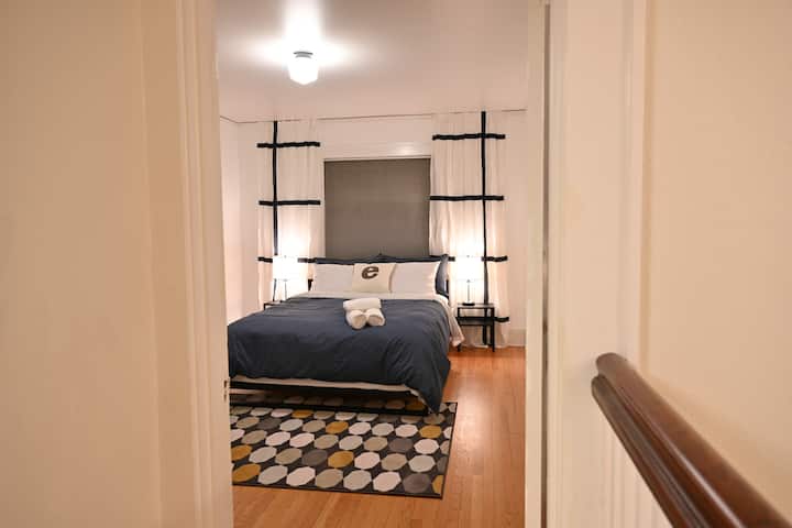 Cama tamaño queen
Dos lámparas
Escritorio y silla