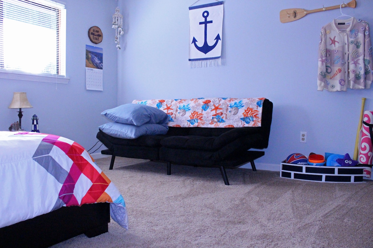 Oddýchnite si v druhej spálni po dlhom dni pri jazere a návšteve miestnych obchodov. Manželská posteľ pre dve osoby a rozkladací futon. 