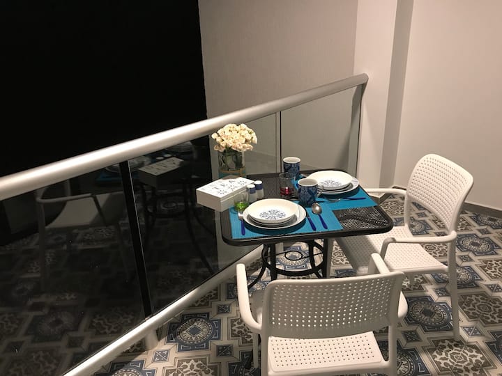 Trpezarijski stol za dvoje za romantičnu večeru na privatnom balkonu s pogledom na ocean