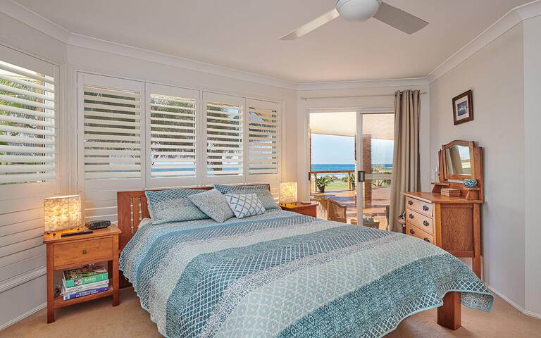 Amazing ocean views opposite Sharpes Beach gallery image 3