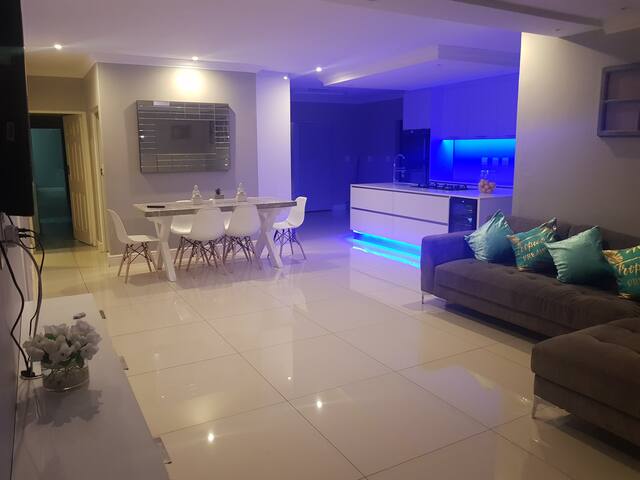 Kenstay – Modern House with Entertainment gallery image 5