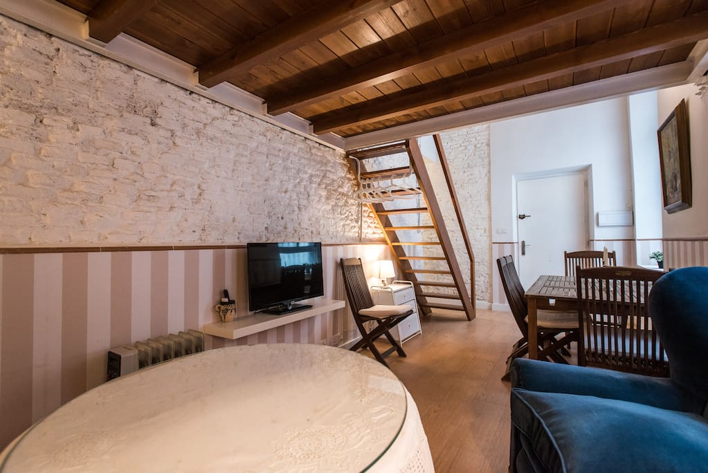 Salón y subida a dormitorio 1