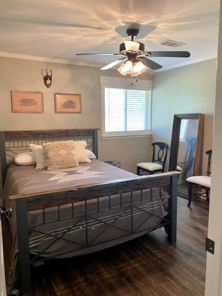 卧室：标准双人床