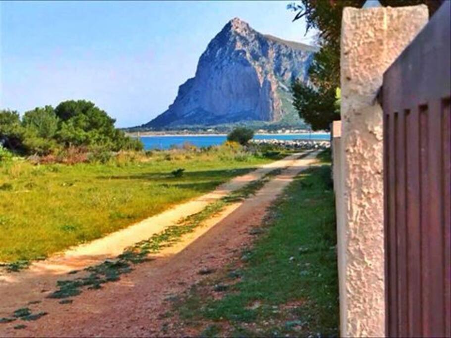 Private street, distance from the sea 100 mt / Strada privata, distanza dal mare 100 mt