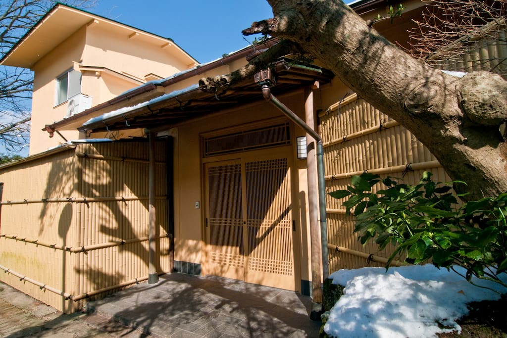 Kanon is standing just 5 minutes walk from Naka-Gora cable car station. Easy to be found.