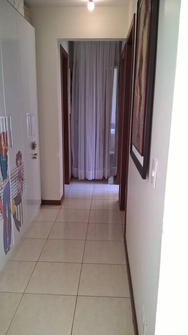 Corredor de acesso quarto e banheiro.