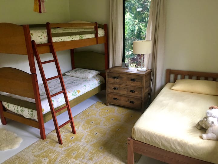 غرفة أطفال في الطابق العلوي بثلاثة أسرّة مزدوجة.