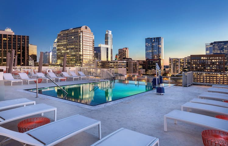 SPACIOUS 2 BEDROOM SUITE In the heart of Austin!