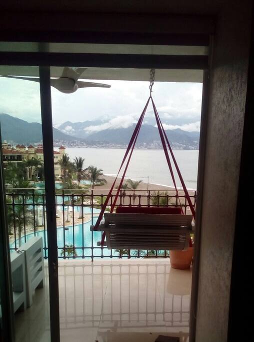 SWING to enjoy the panoramic Ocean View. Columpio para ver la vista panorámica de la bahía.