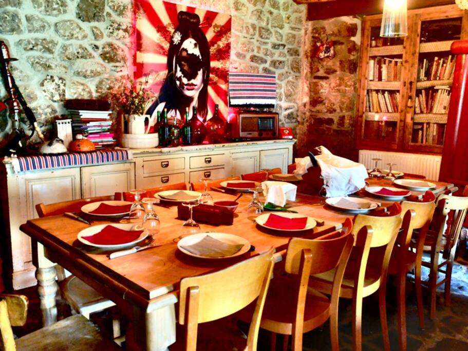Grande salle à manger conviviale