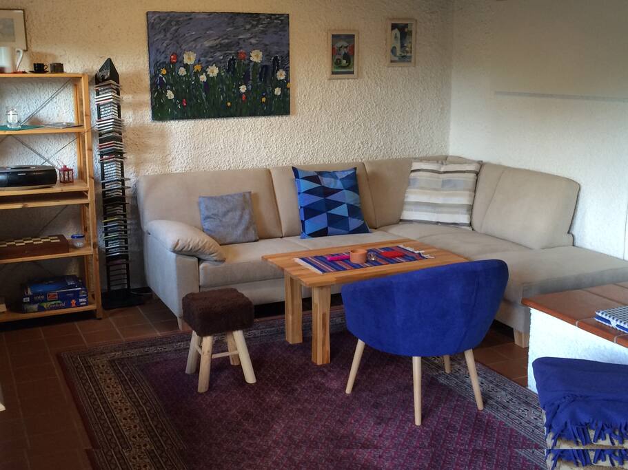 Wohnraum mit gemütlicher Couch