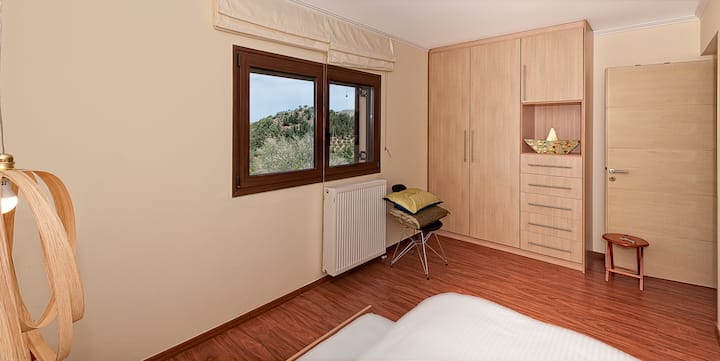 Pamja nga dritaret dhe aroma e bimëve zgjojnë shqisat.
Dhomat e gjumit janë të rehatshme me shumë hapësira magazinimi dhe të punuara me kujdes deri në detajet e fundit.
Të gjitha dhomat e gjumit kanë pamje nga kopshti ose mali.
Dysheme druri të dekoruara në mënyrë moderne dhe peshqirë me gëzof.