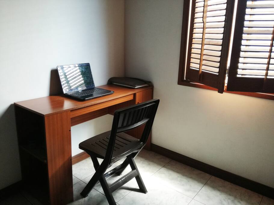 Espacio fuera de la habitación para trabajar en caso de que lo requiera.