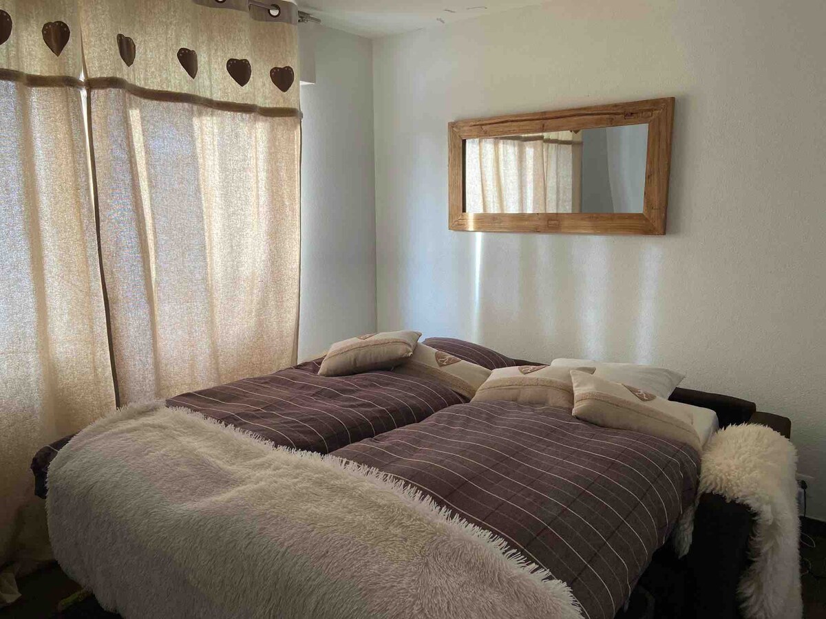 გასაშლელი დივანი პრემიუმ‑მატრასით 