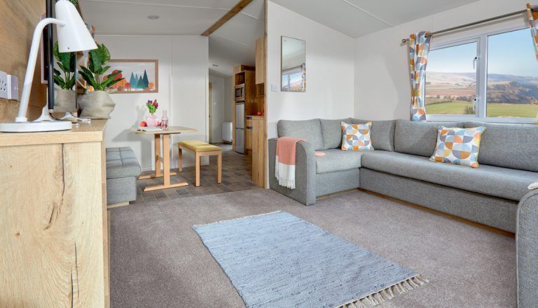 这是休息室/餐厅区域。

请注意，窗外的景色不是我们的。请参阅其他照片了解我们的景观。 