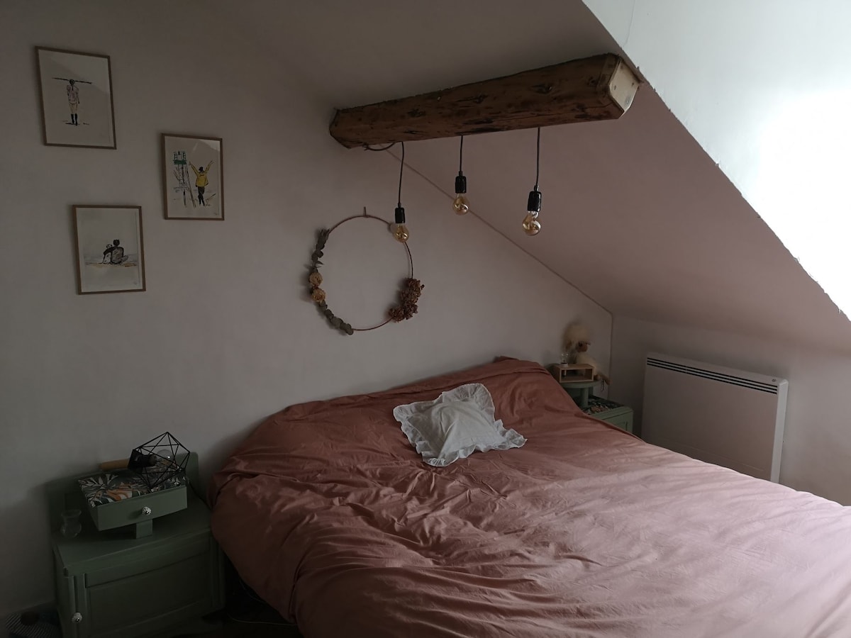 Habitación con cama de 160 por 190, lavabo y ducha
Cómoda para guardar 