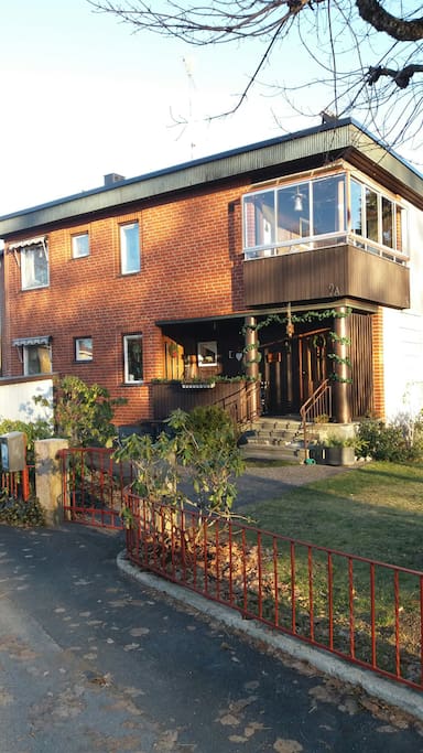 Ingången till vårt hus Marielundsgatan 2 a