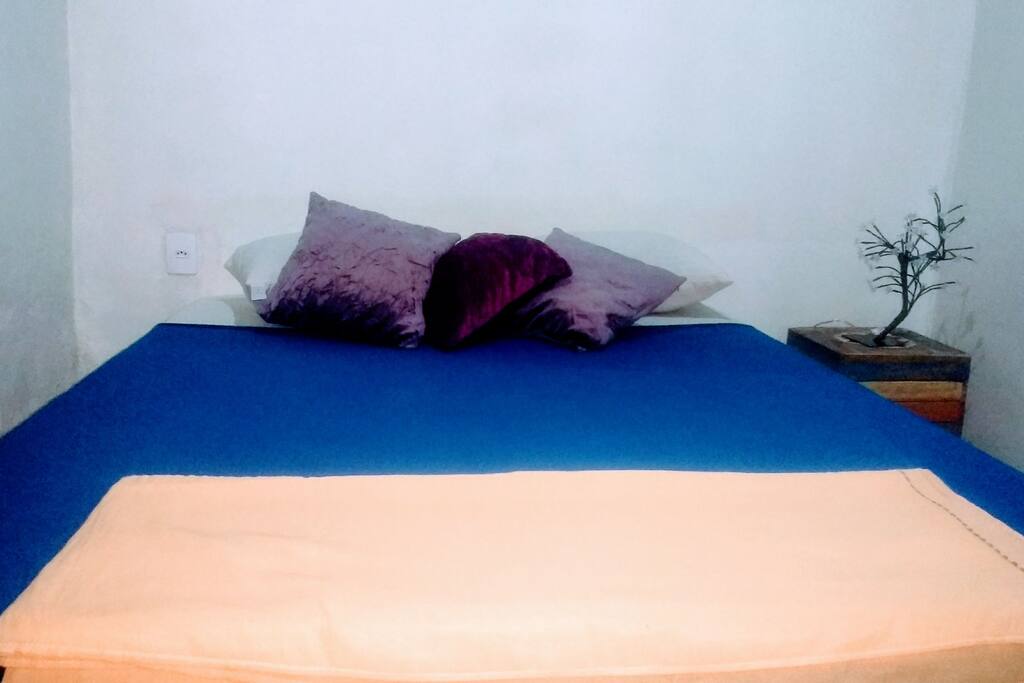 Quarto de casal 04
quarto com 6m, uma cama de casal, armário e decoração.