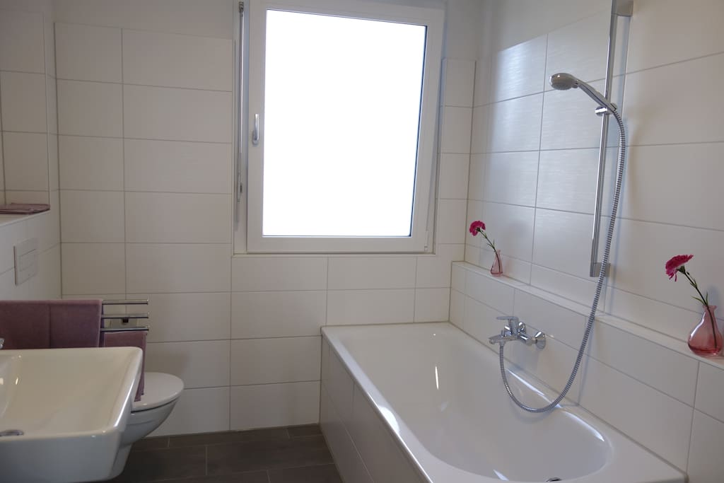Badezimmer mit Badewanne/ Dusche und Toilette