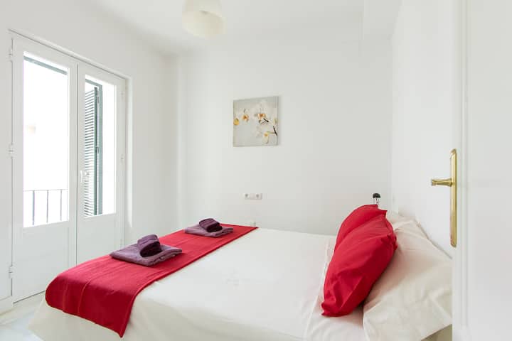 Спална соба 3 со двоен кревет и вградена гардероба.