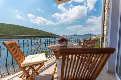 Beachfront 1 BR Apartment With Sea View (4,7)
