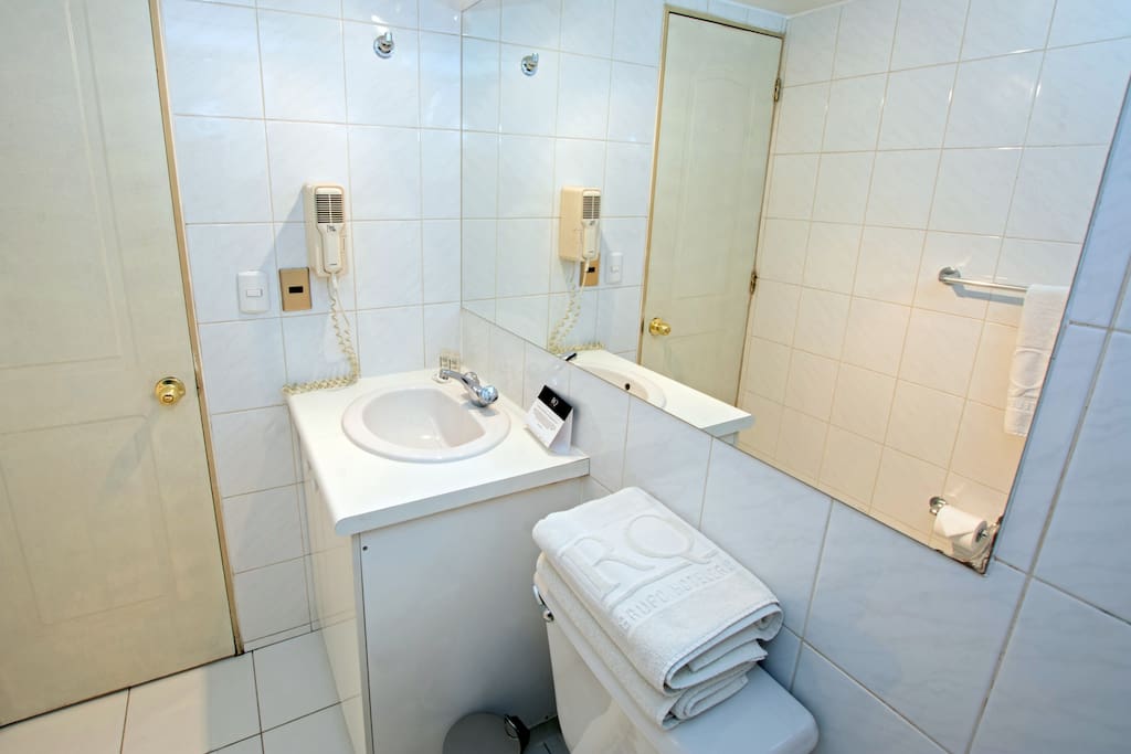 Baño con tina, secador, toallas y amenities