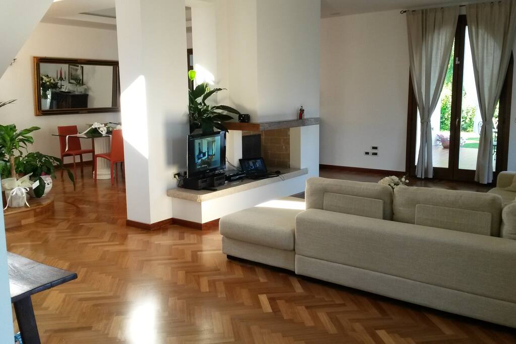 vista parziale salone con zona pranzo e salotto