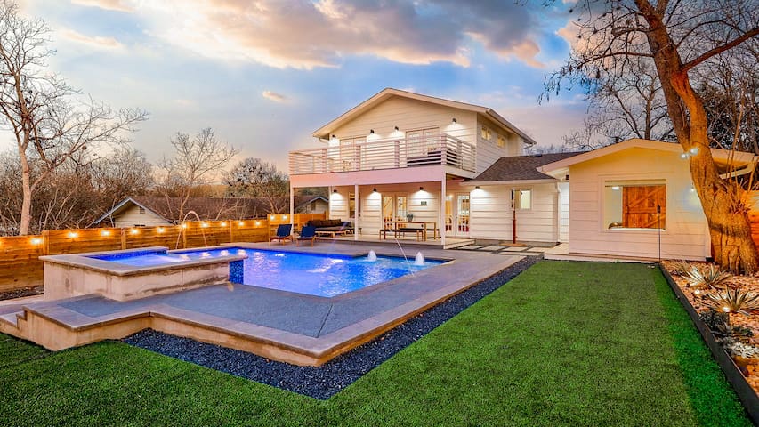 Pool, Hot Tub, BBQ Grill – Mins to Downtown ATX!