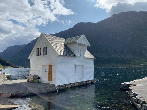 Stylish fjord cabin by Hornelen