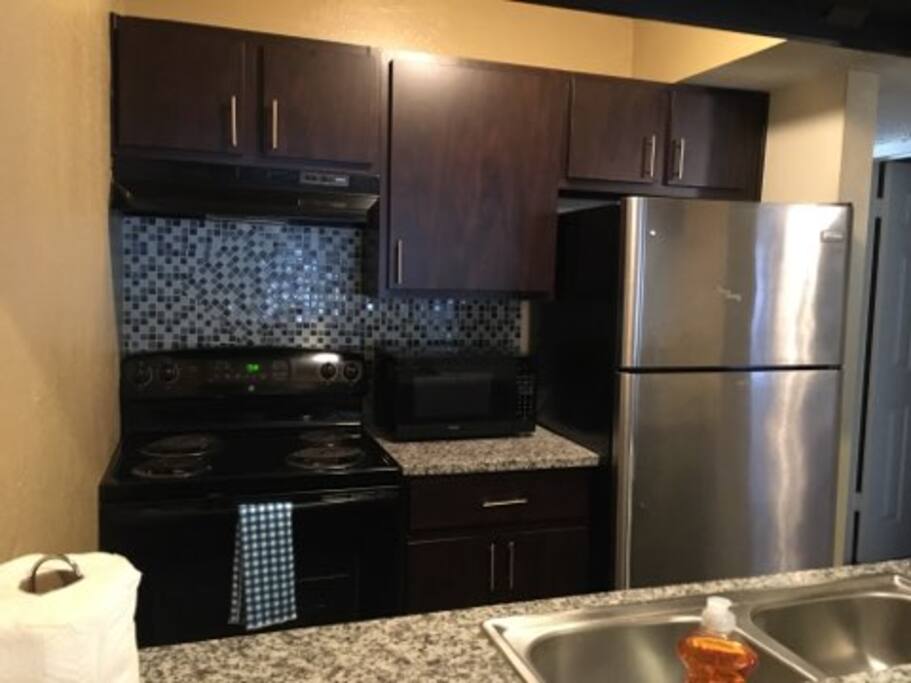 Modern Kitchen w/Granite