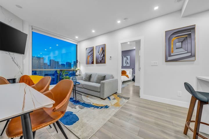 Trendy,Yaletown,2bd2bath, Pool,Gym hotTub&Parking gallery image 2