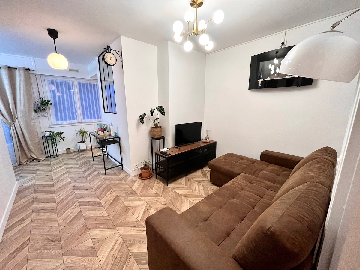 Industrial COTTON near train station and parking center Apartments