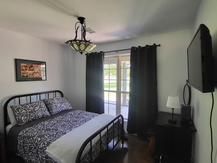 4 ° camera, nuovo letto ibrido full size, smart TV 32", scrivania e sedia