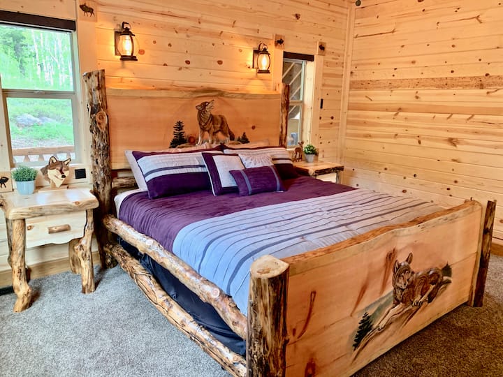 1 ห้องนอนชั้นล่างมีแอสเพนที่ทำด้วยมือขนาดคิงไซส์และเตียงไม้สน เตียงไม้เนื้อแข็งที่สวยงามนี้ได้รับการแกะสลักด้วยมือโดยช่างแกะสลักไม้ที่ดีที่สุดของประเทศ 