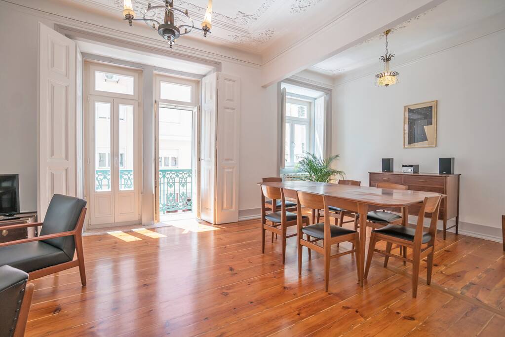 Spacious & Bright Living Room
